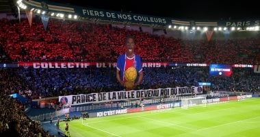 رسميآ… بي إس جي ضد أوكسير.. تيفو رائع من جماهير باريس لديمبيلي وإنريكي “صور”